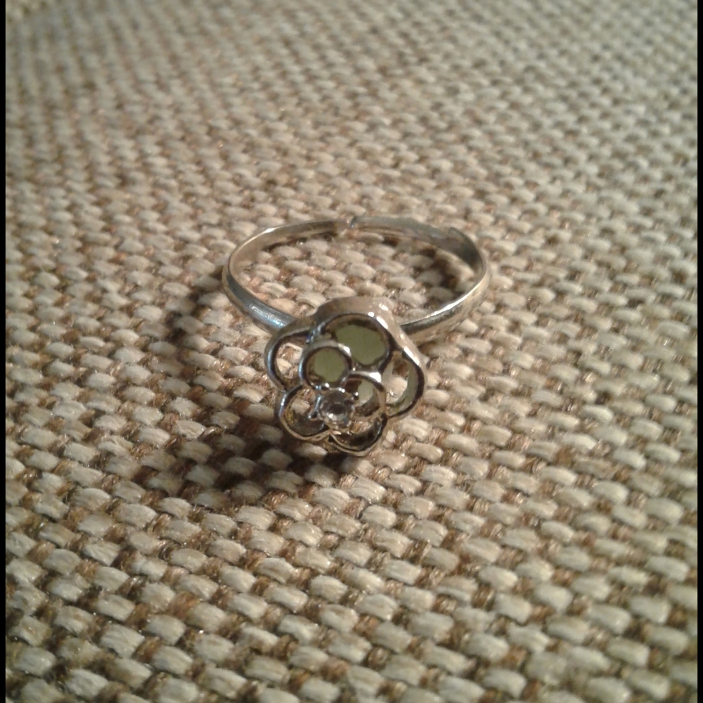 A ring - Picture 2 of 2